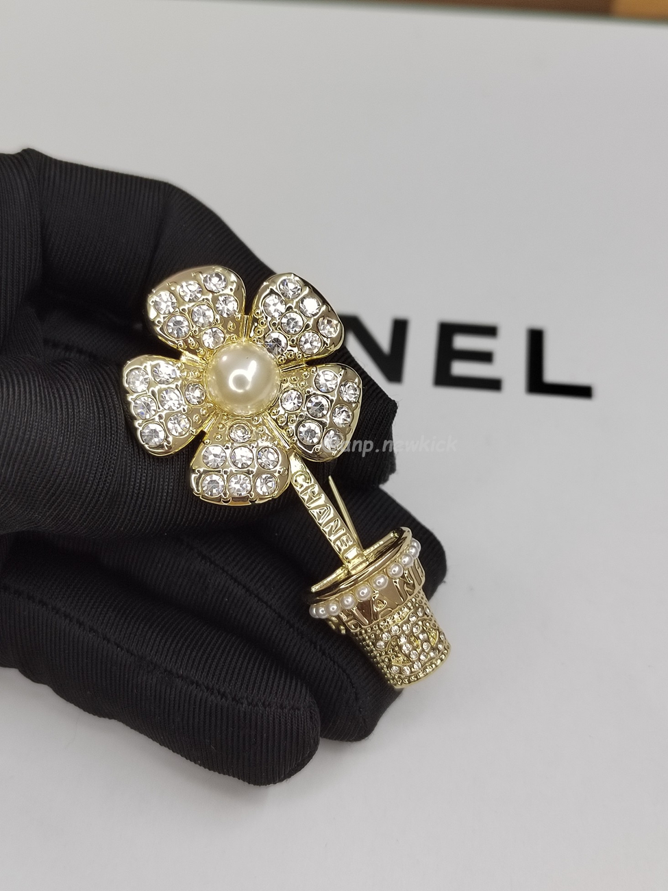 Chanel Diamond Inlaid Flower Pot Brooch (4) - www.newkick.vip